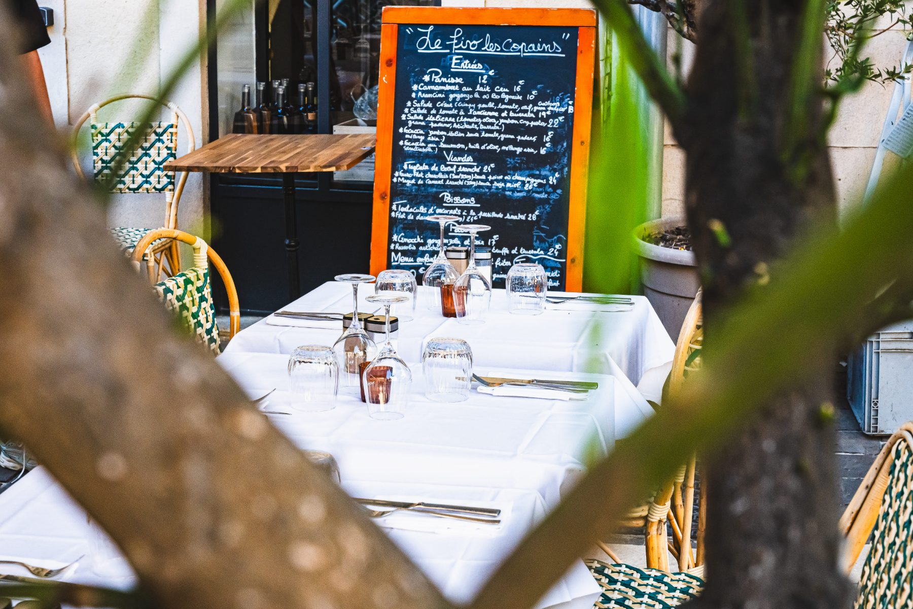 Table dressée en terrasse