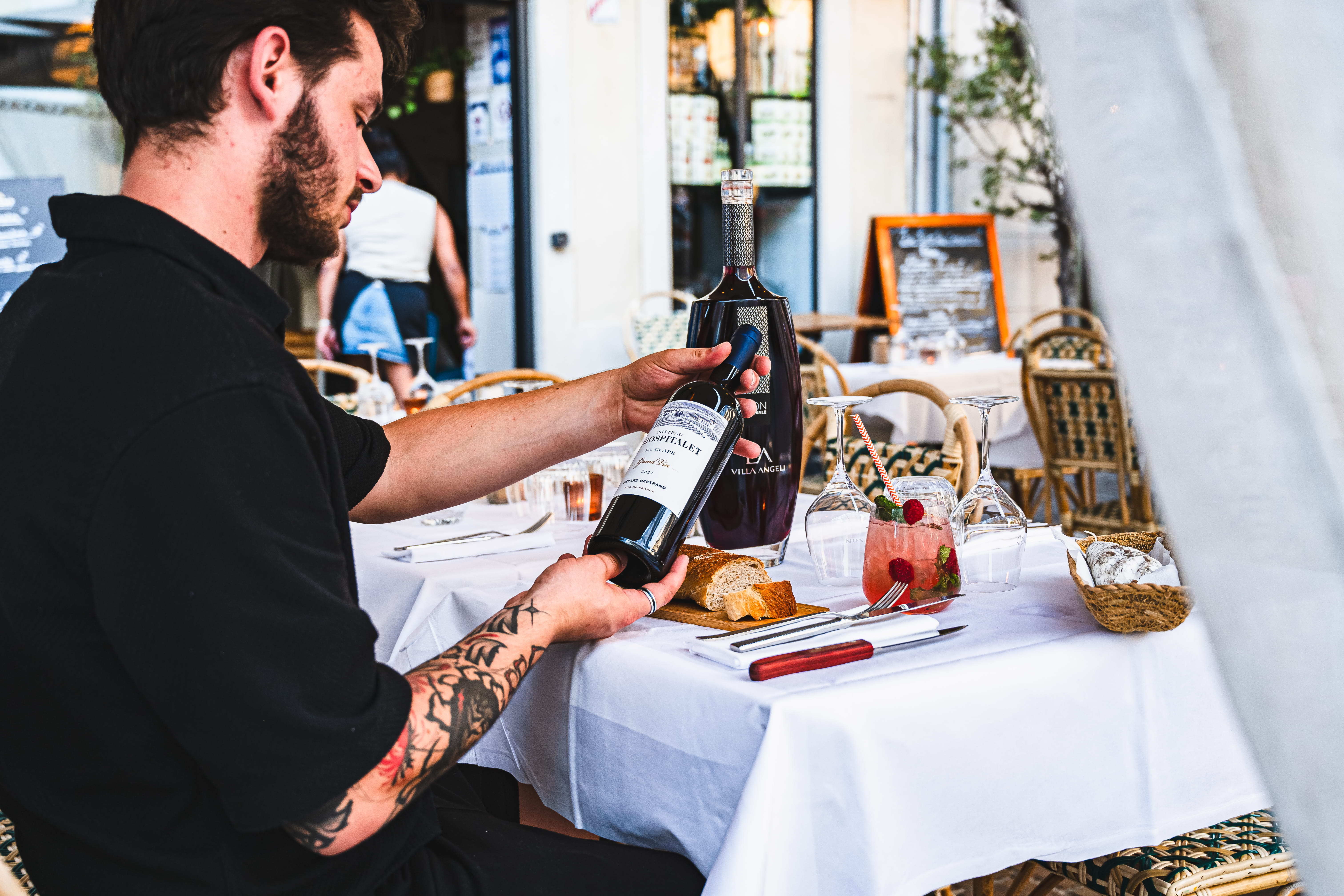 Service du vin en terrasse